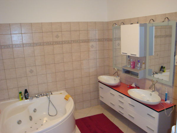 //pic01.ingatlannet.hu/ingatlan/2012/9/14/1270632-6.jpg