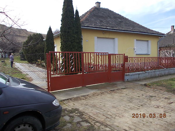 Eladó ház Pári 1. kép