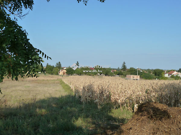 Eladó földterület Baracska