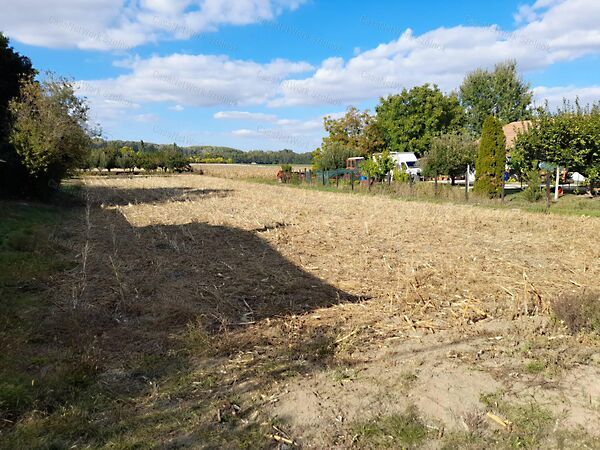 Eladó földterület Szajol