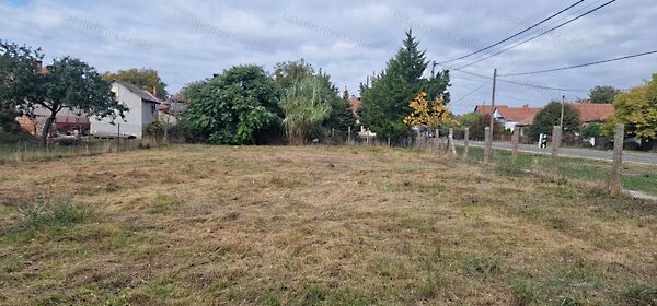 Eladó földterület Törtel