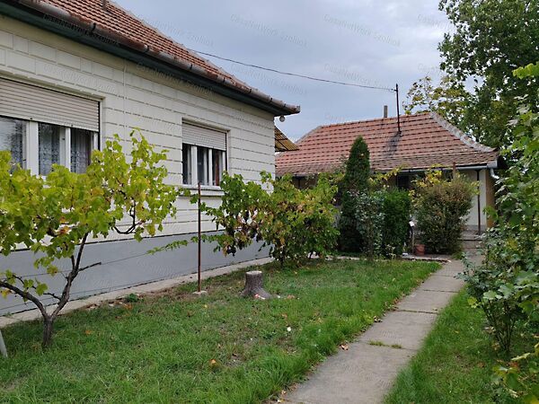 Eladó ház Újszász