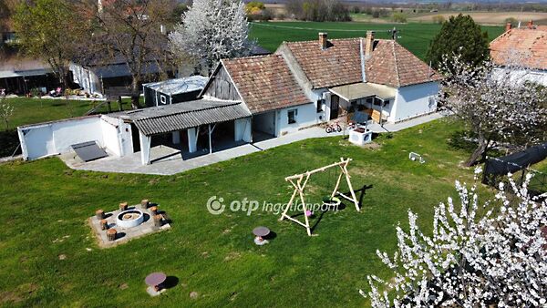 Eladó ház Bakonyság