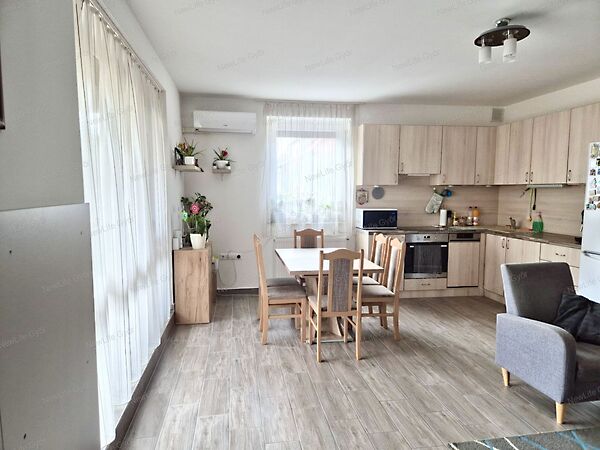 Eladó lakás Győrújbarát