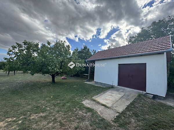 Eladó földterület Zengővárkony