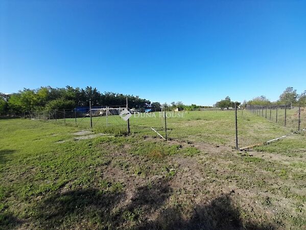 Eladó földterület Békés