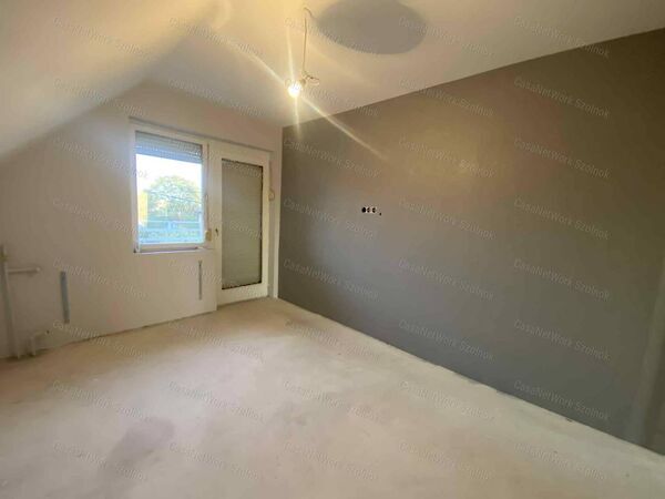 Eladó ház Újszász