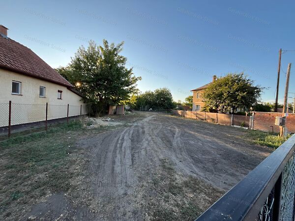 Eladó földterület Abony