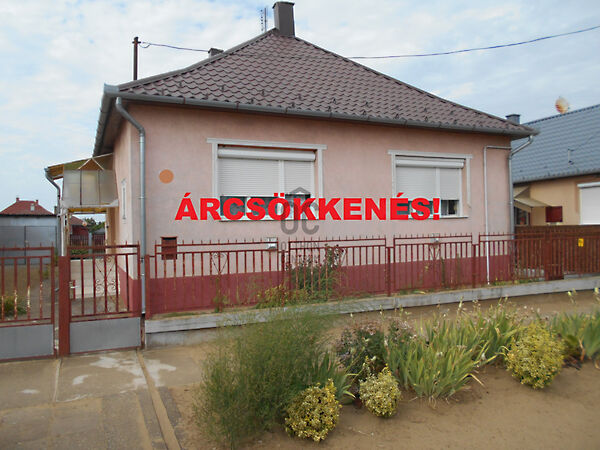 Eladó ház Döge