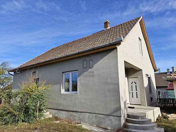 Eladó ház Újszász