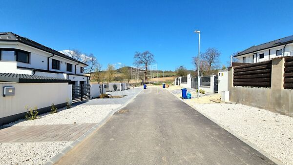 Eladó földterület Üröm