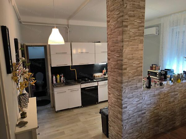 Eladó ház Újszász