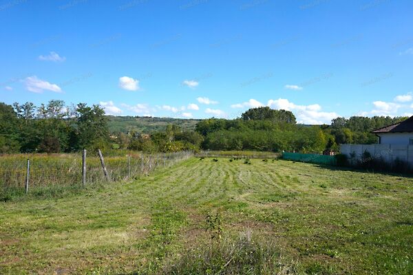 Eladó földterület Tényő