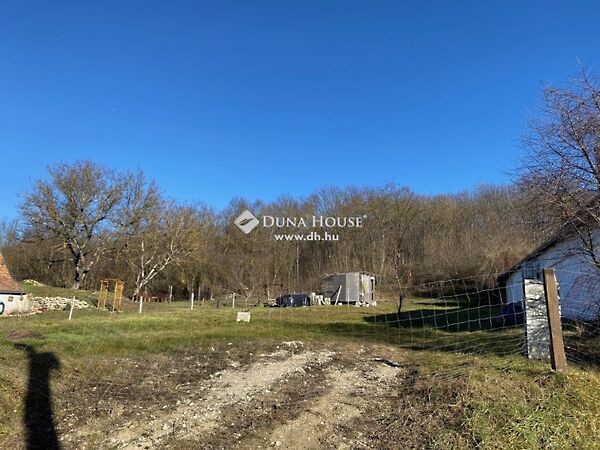 Eladó földterület Vértesacsa