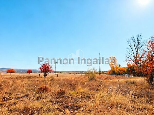 Eladó földterület Öskü