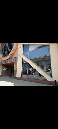 Kiadó üzleti Komárom