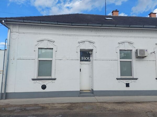 Eladó lakás Izsák