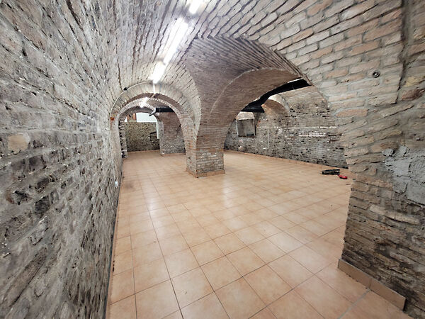 Kiadó üzleti Győr