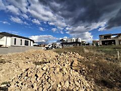 Eladó földterület Üröm