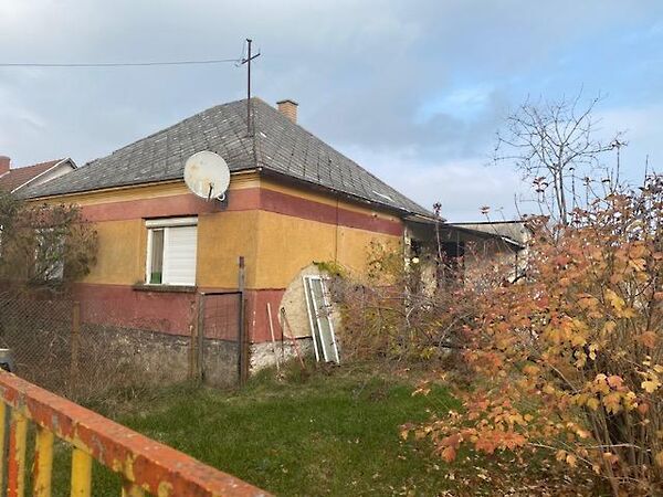 Eladó ház Császár