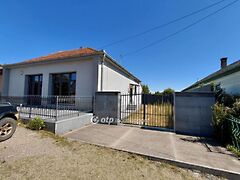 Eladó üzleti Dány