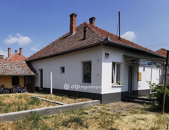 Eladó ház Jászkarajenő