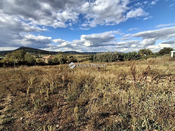 Eladó földterület Üröm