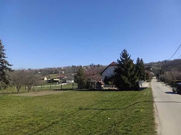 Eladó földterület Kőröshegy