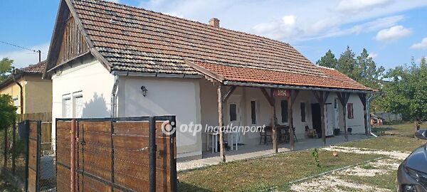 Eladó ház Újszász
