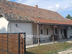 Eladó ház Újszász