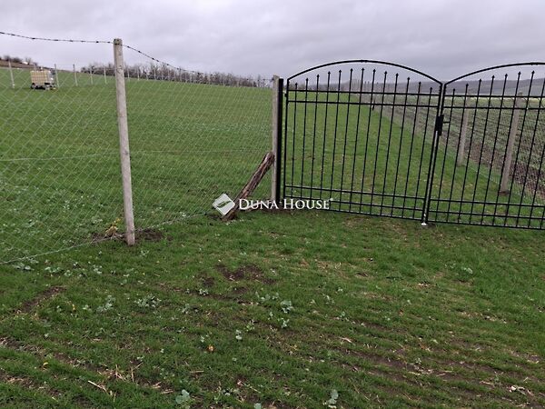 Eladó földterület Szomor