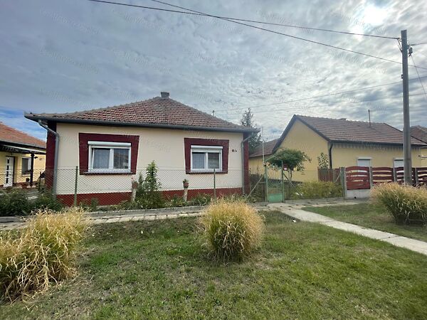 Eladó ház Újszász