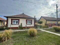 Eladó ház Újszász