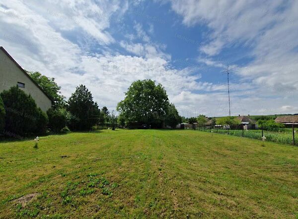 Eladó földterület Som