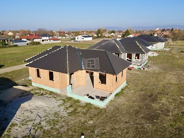 Eladó ház Gyöngyöshalász