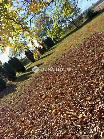 Eladó földterület Pér