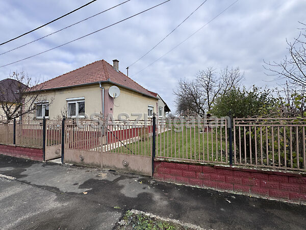 Eladó ház Petrivente