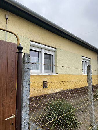 Eladó ház Újszász