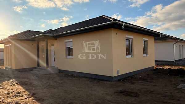 Eladó ház Helvécia