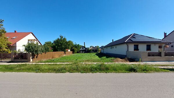 Eladó földterület Cece