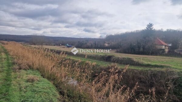 Eladó földterület Velény