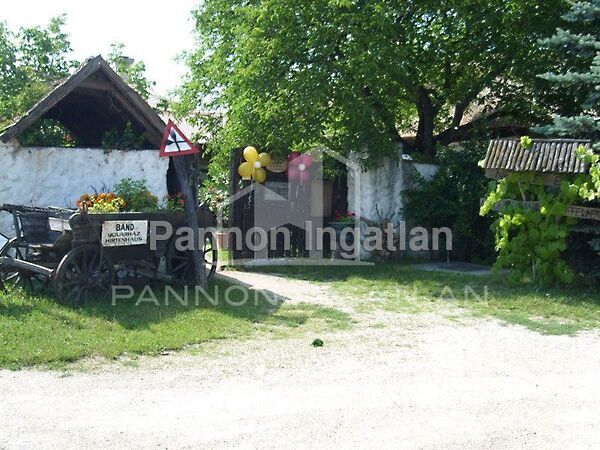 Eladó üzleti Bánd