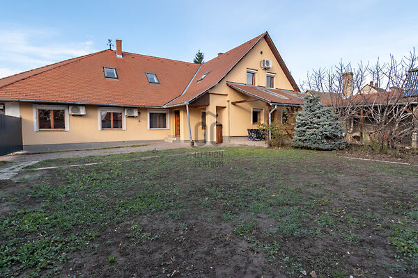 Eladó ház Szekszárd, Újváros