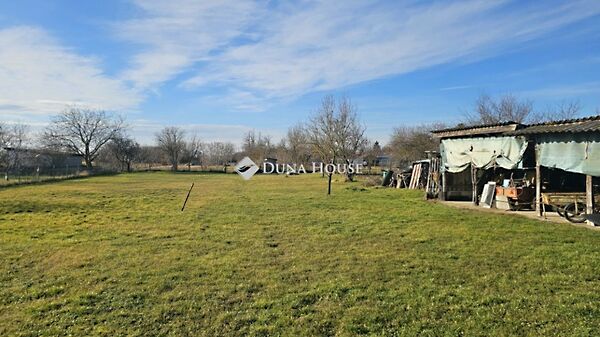 Eladó földterület Levél