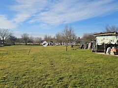 Eladó földterület Levél