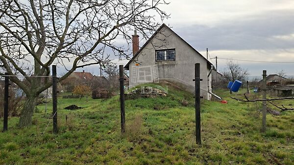 Eladó földterület Öskü