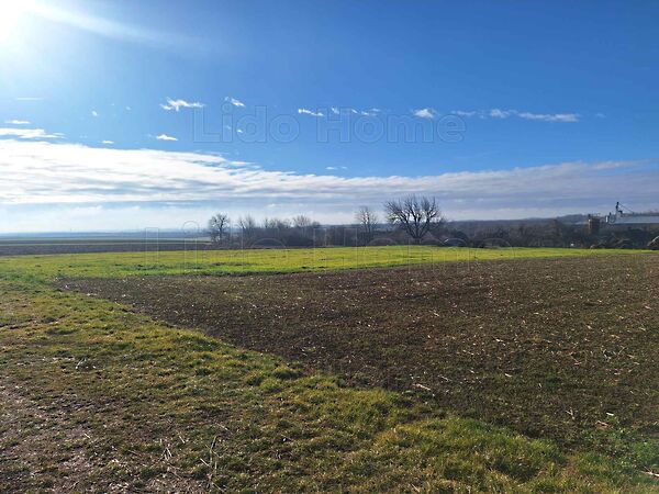 Eladó földterület Szakcs