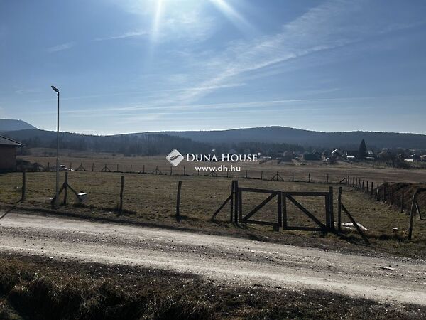 Eladó földterület Piliscsév