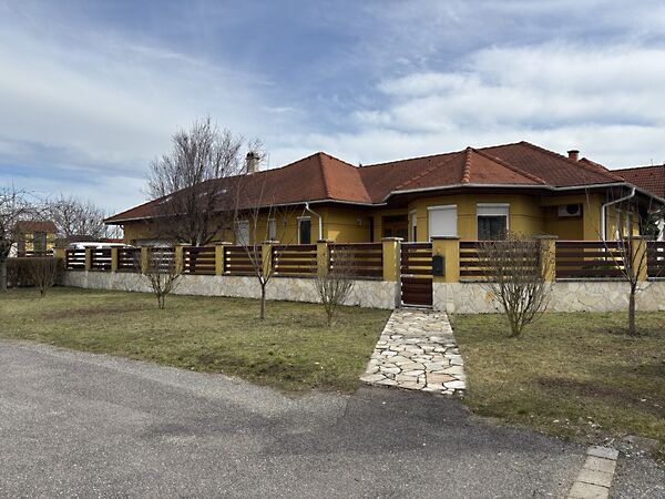 Eladó ház Tiszaújváros, Kertváros