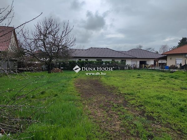 Eladó földterület Velence